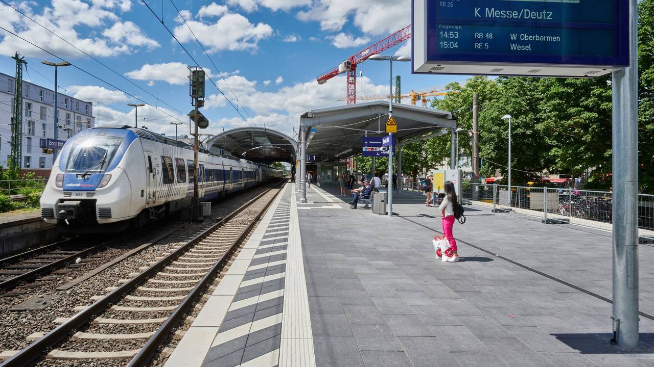Ein Zug steht an einem Bahnsteig im Bonner Hauptbahnhof.