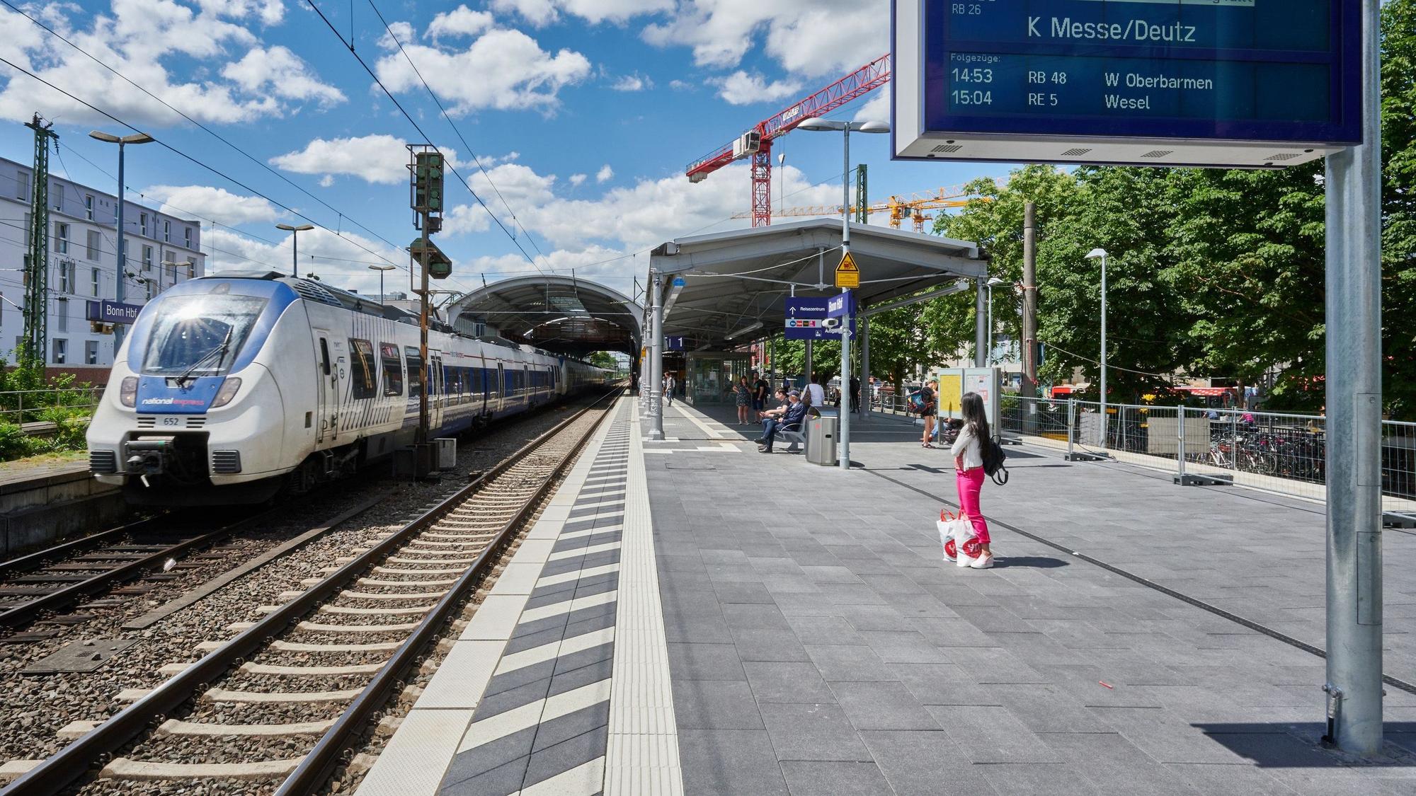 Ein Zug steht an einem Bahnsteig im Bonner Hauptbahnhof.
