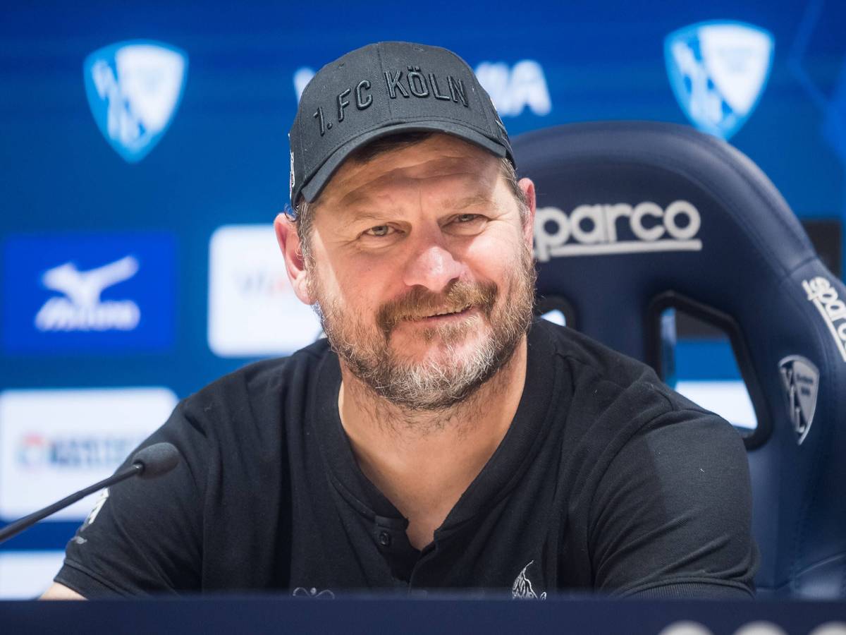 Steffen Baumgart grinst in der Pressekonferenz.