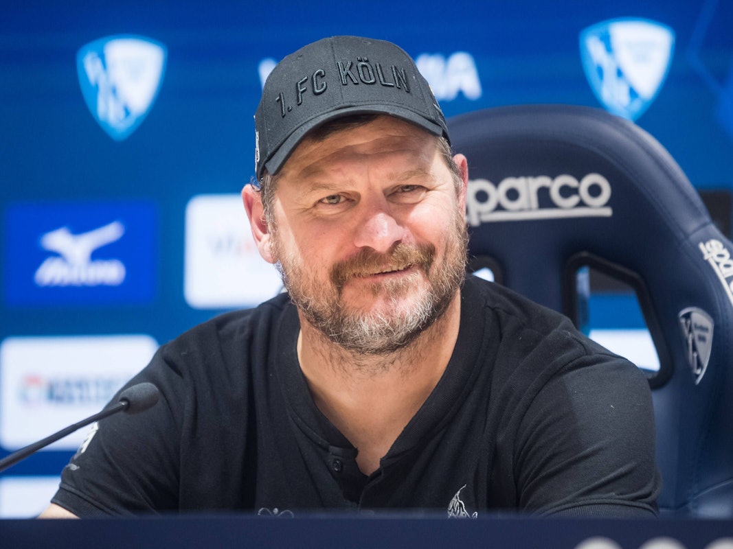 Steffen Baumgart grinst in der Pressekonferenz.