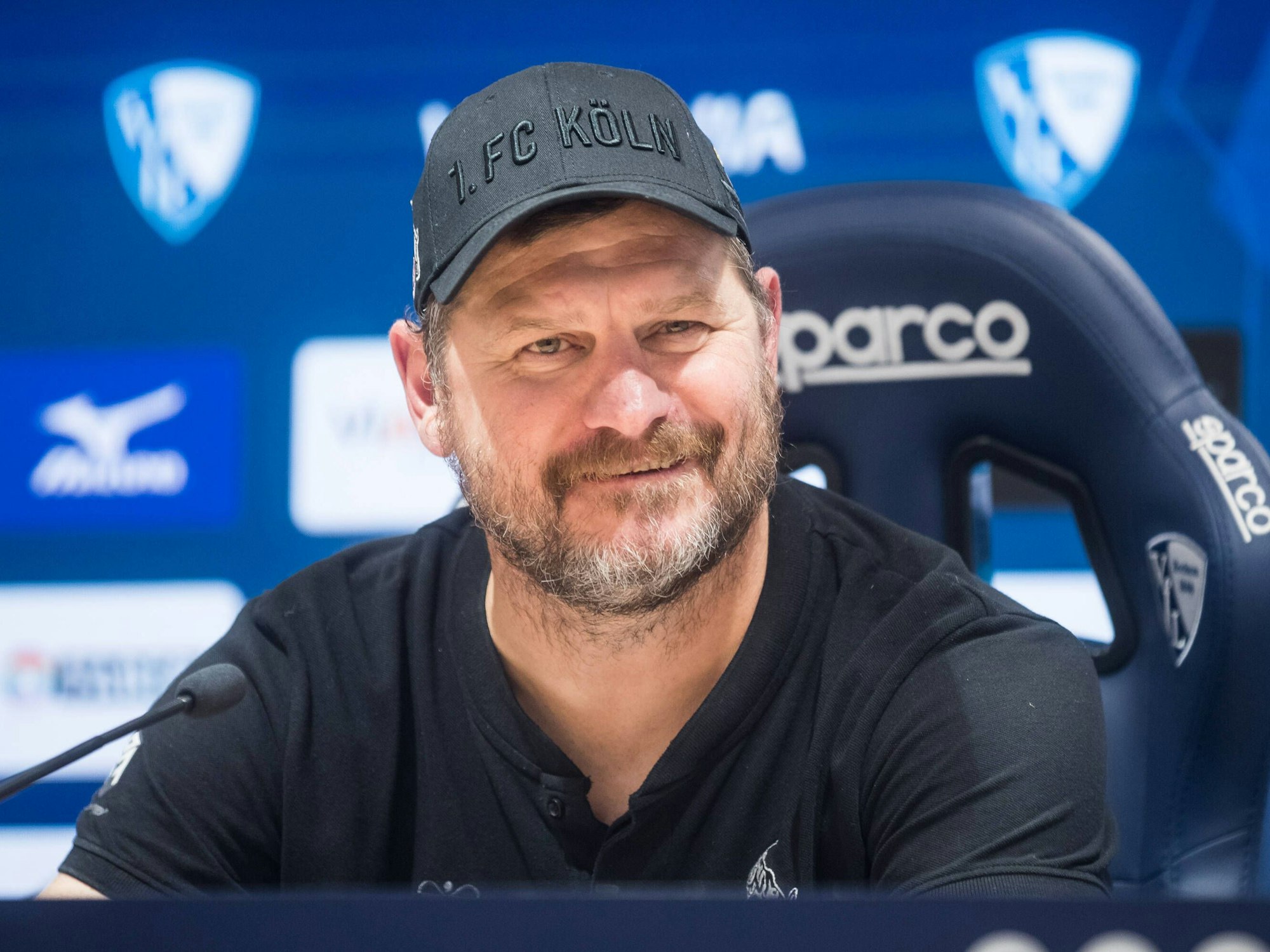 Steffen Baumgart grinst in der Pressekonferenz.