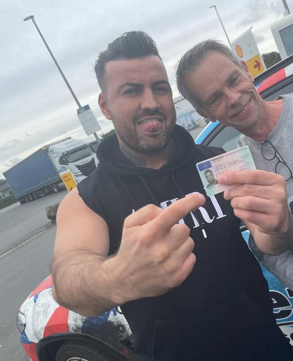 Cosimo Citiolo und Fahrlehrer Marc Höcker posieren für ein Foto.