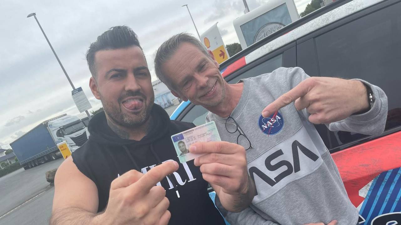 Cosimo Citiolo und Fahrlehrer Marc Höcker posieren für ein Foto.