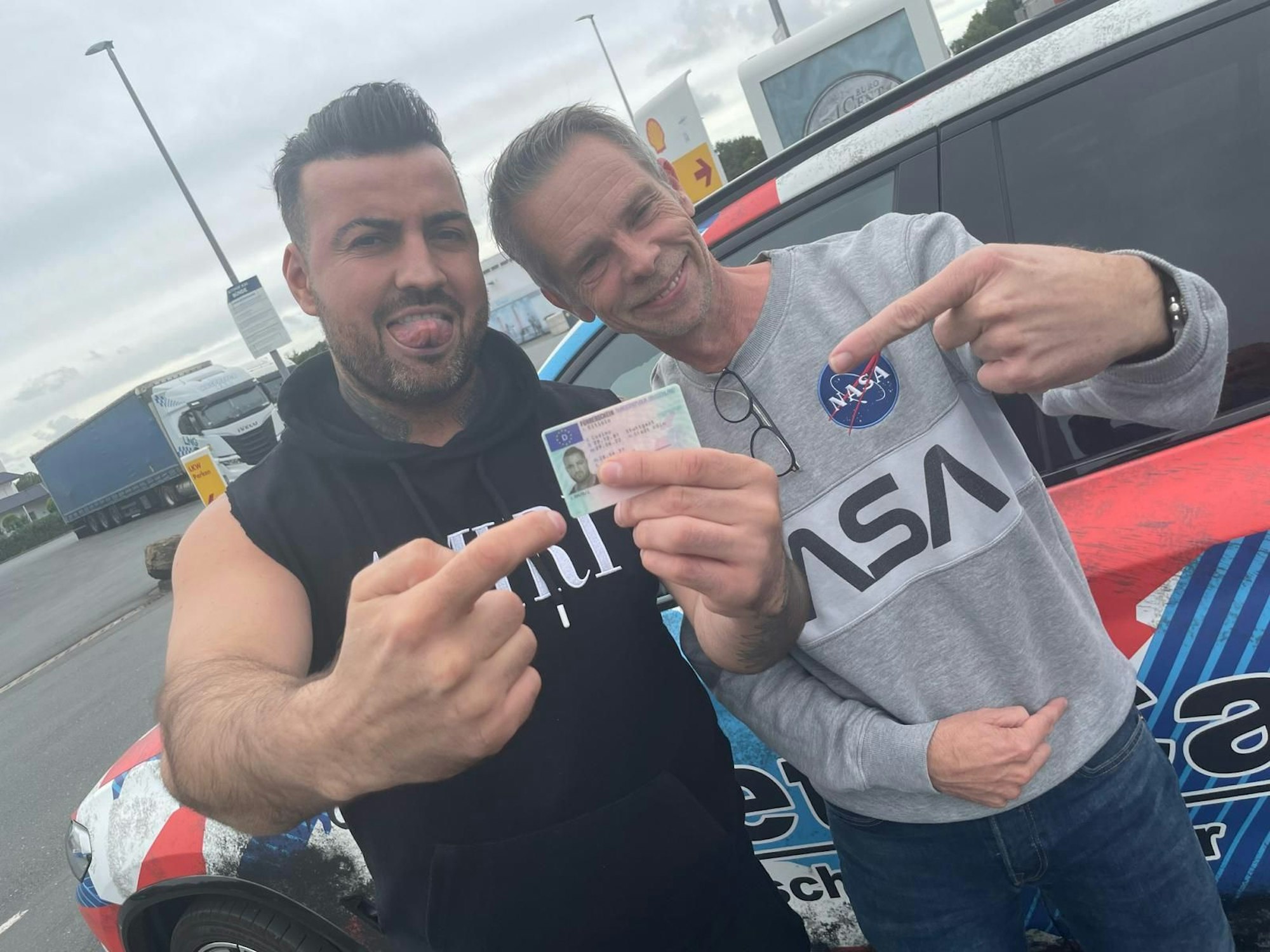 Cosimo Citiolo und Fahrlehrer Marc Höcker posieren für ein Foto.