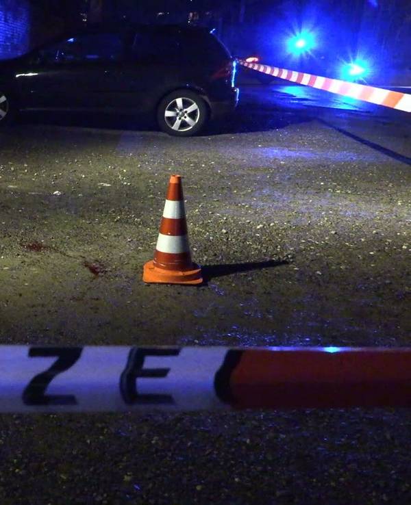 Der Tatort ist von der Polizei mit Flatterband abgesperrt worden.