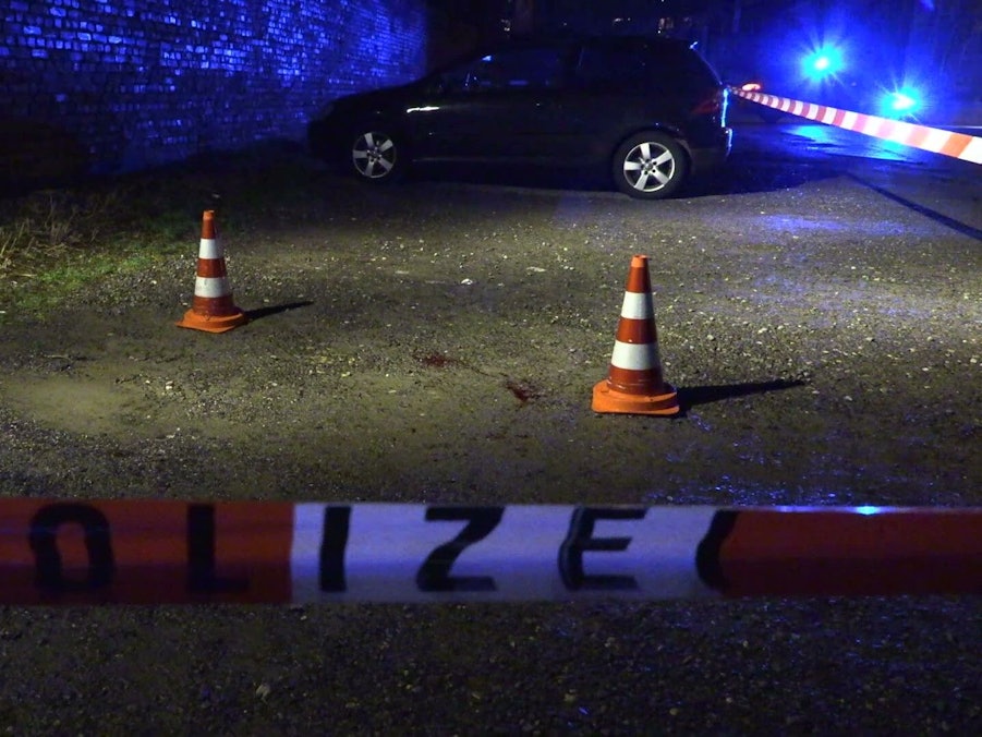 Der Tatort ist von der Polizei mit Flatterband abgesperrt worden.