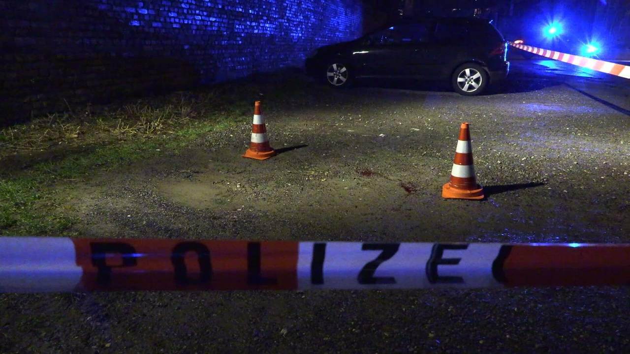 Der Tatort ist von der Polizei mit Flatterband abgesperrt worden.