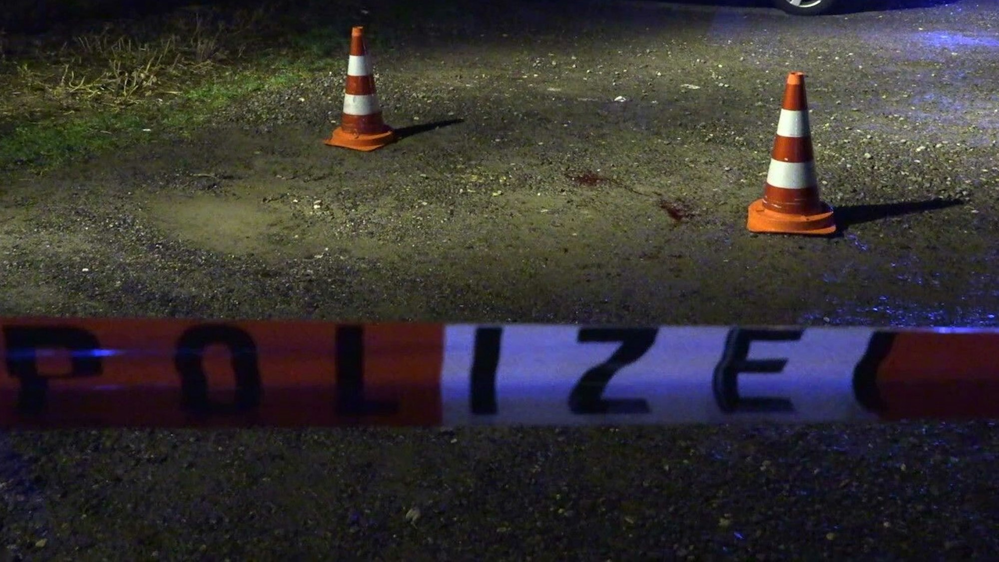 Der Tatort ist von der Polizei mit Flatterband abgesperrt worden.