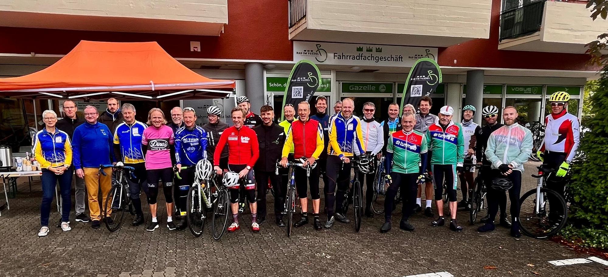 Das Fahrerfeld vor dem Start der Spendentour zugunsten von "wir helfen".
