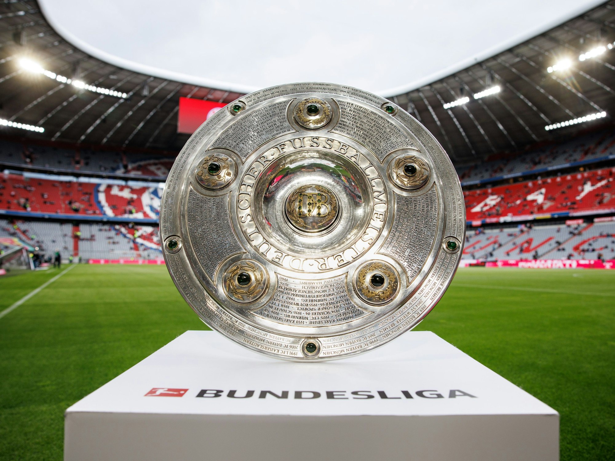 Die Meisterschale ist vor Spielbeginn auf einem Podest zu sehen.