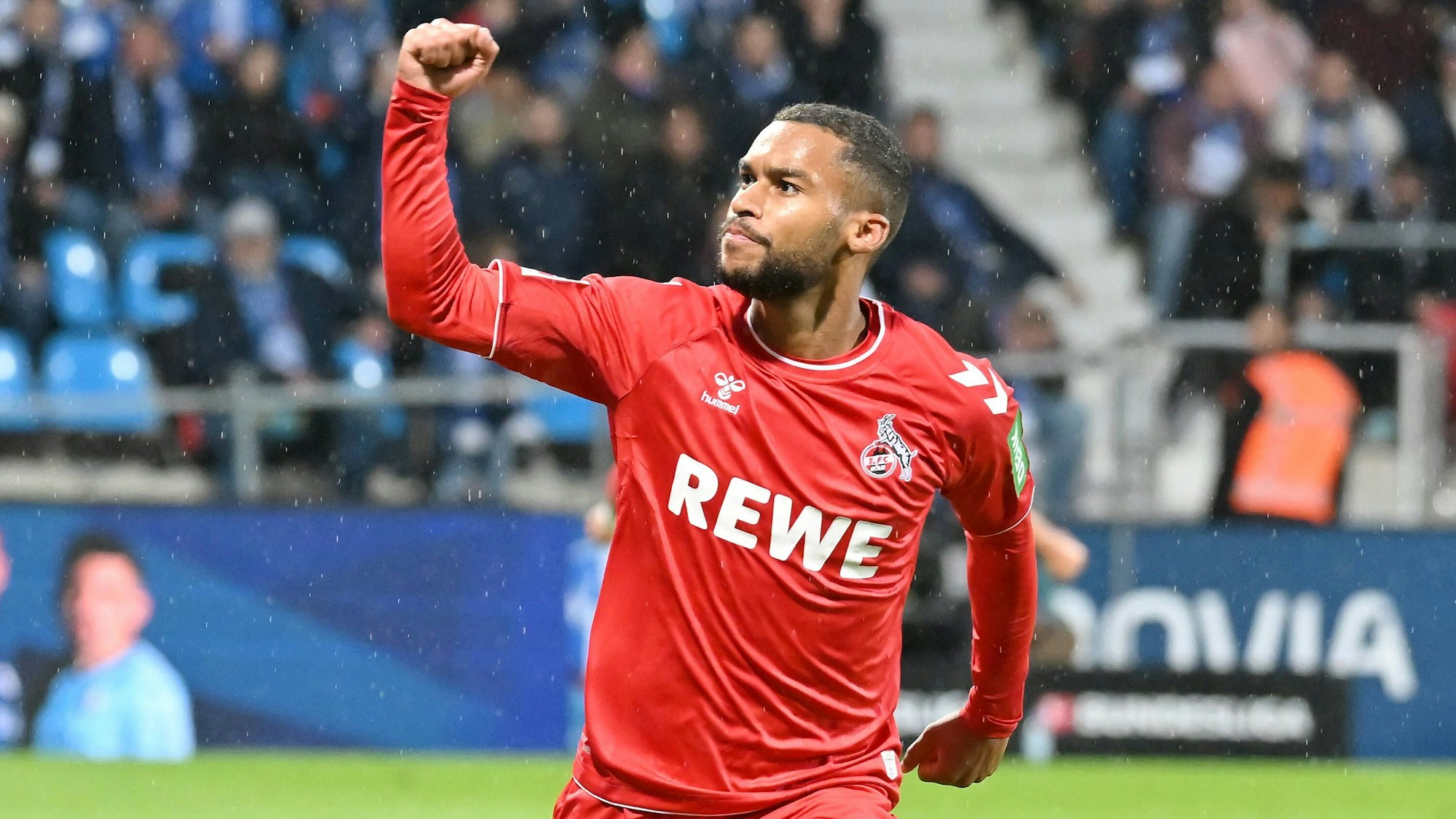 Kölns Linton Maina jubelt nach seinem Tor zum 1:1.