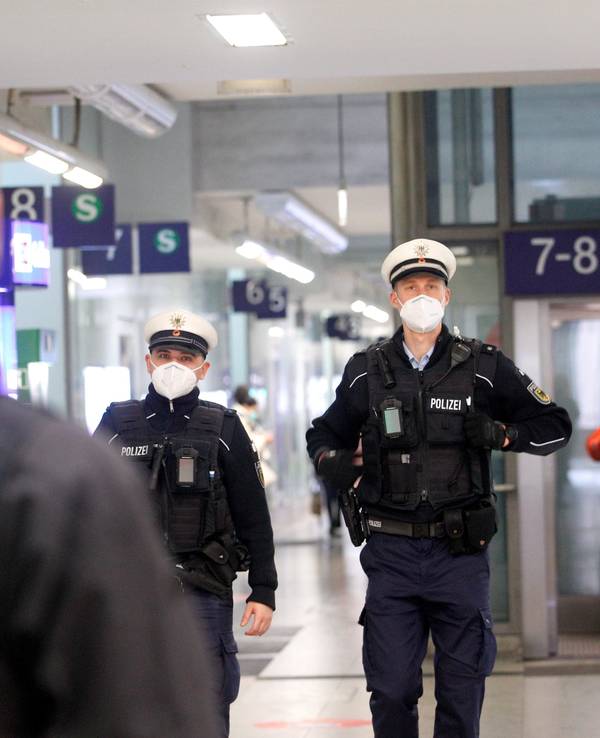 Beamte der Bundespolizei laufen im Bahnhofsgebäude Streife.