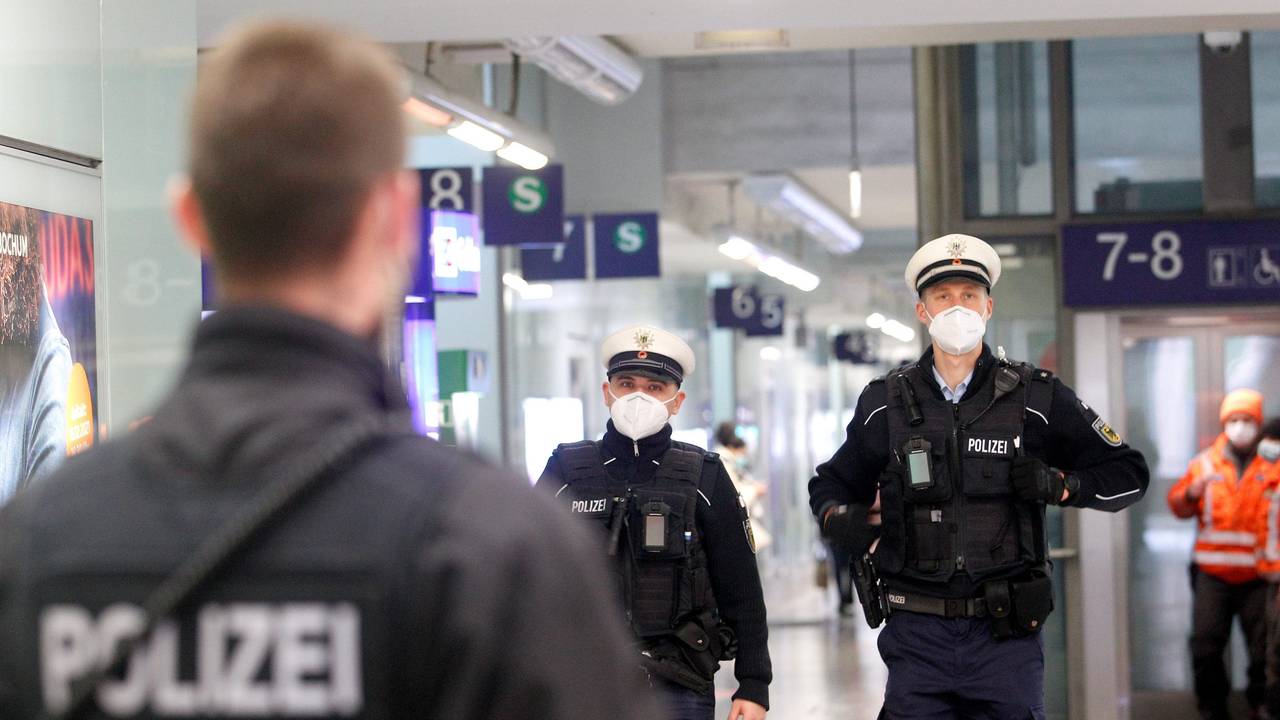 Beamte der Bundespolizei laufen im Bahnhofsgebäude Streife.
