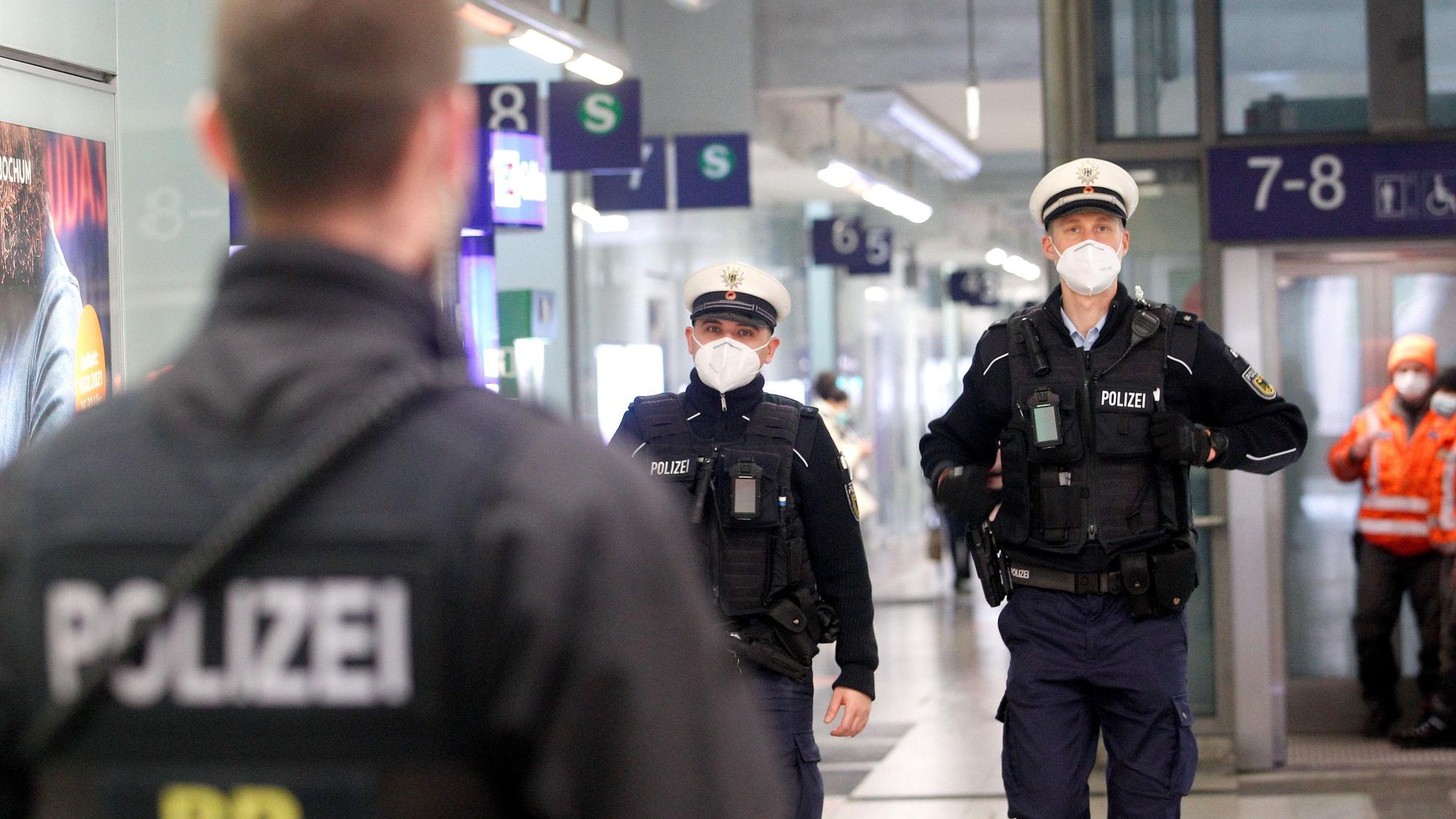 Beamte der Bundespolizei laufen im Bahnhofsgebäude Streife.