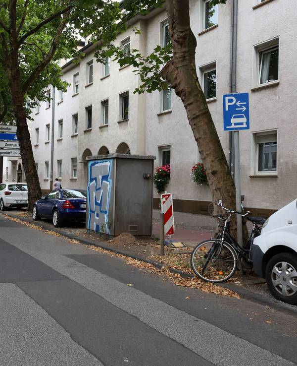 Autos stehen im Kölner Maarweg am Straßenrand.
