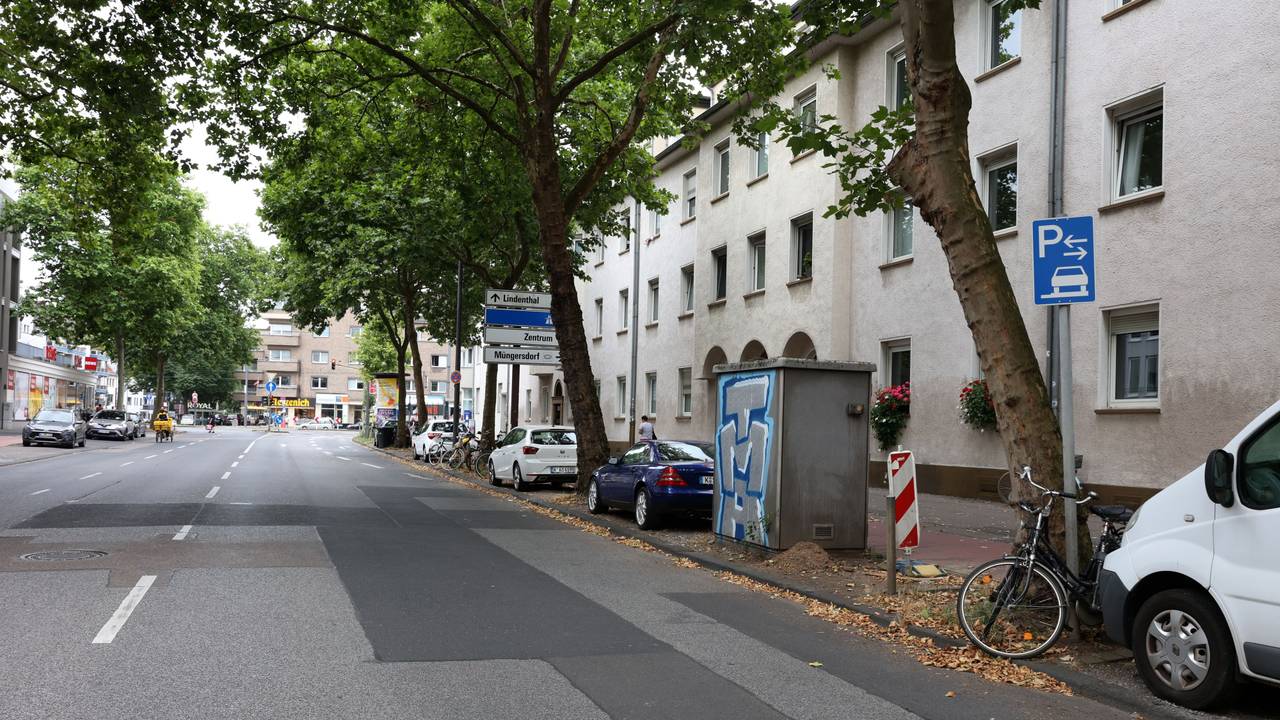 Autos stehen im Kölner Maarweg am Straßenrand.