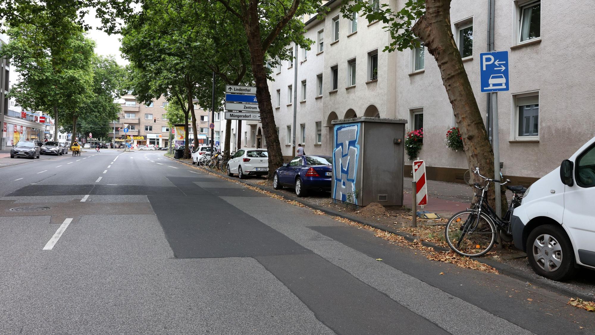Autos stehen im Kölner Maarweg am Straßenrand.