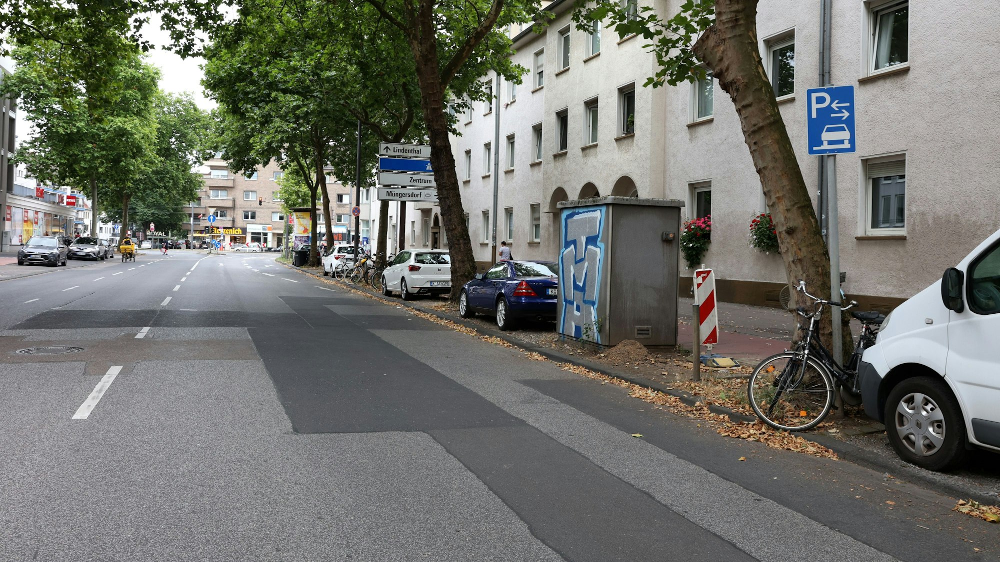 Autos stehen im Kölner Maarweg am Straßenrand.
