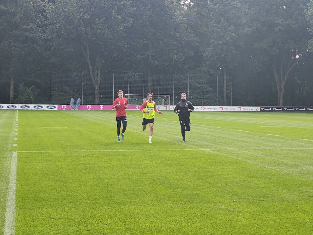 Mark Uth (m.) und Denis Huseinbasic (l.) absolvierten nach dem Training am Montag noch eine zusätzliche Laufeinheit (19. September 2022).