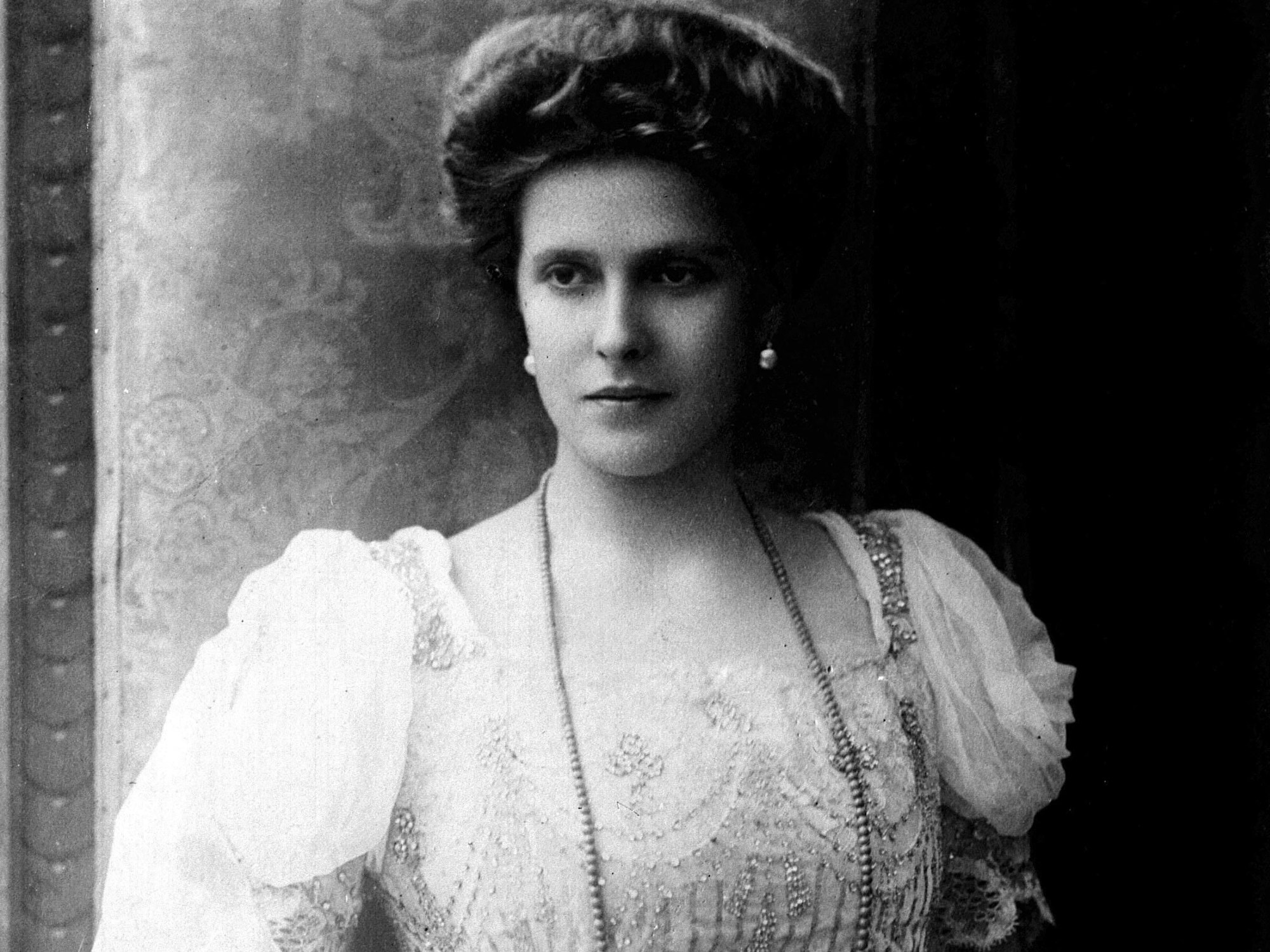 Porträt von Prinzessin Alice von Battenberg in einem weißen edlen Kleid.
