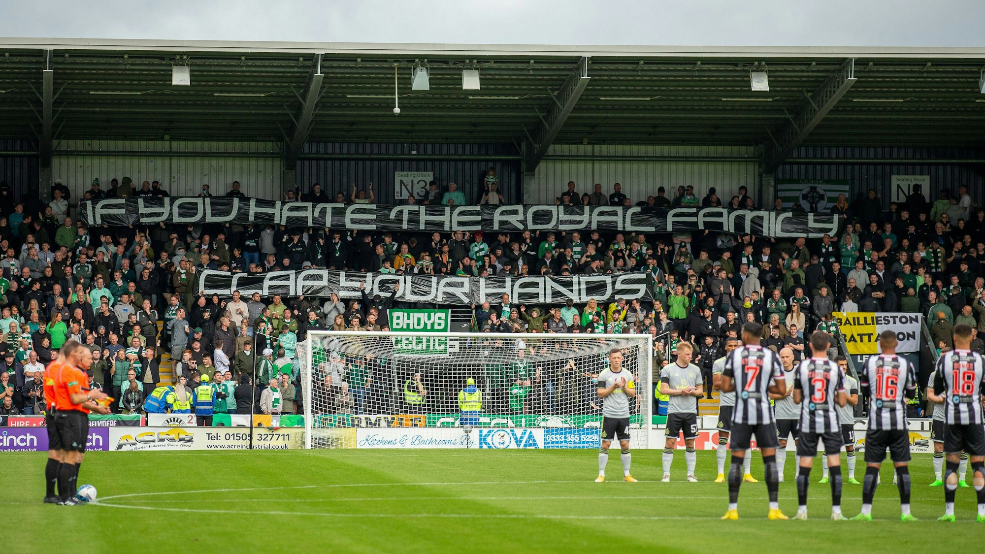 Fans von Celtic Glasgow präsentieren beim Premiership-Spiel bei St. Mirren ein Banner gegen die britische Königsfamilie