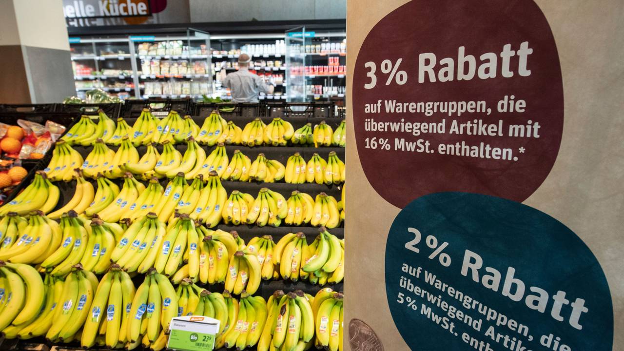 Blick in eine Filiale der Supermarktkette Tegut in Frankfurt am Main (Archivbild von 2020): Der Tegut-Geschäftsführer wirbt in einem Brief an die Regierungen der Bundesländer für kürzere Ladenöffnungszeiten.