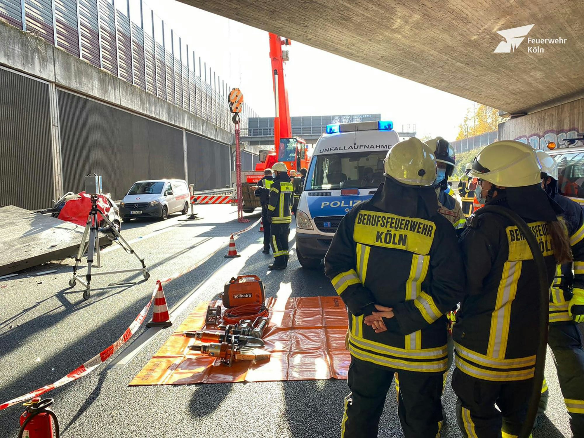 Ein Betonteil einer Lärmschutzwand liegt am 13. November 2020 auf einem Auto. Die Betonplatte hatte sich auf der A3 bei Köln gelöst und begrub das Fahrzeug unter sich. Eine Frau kam dabei ums Leben.