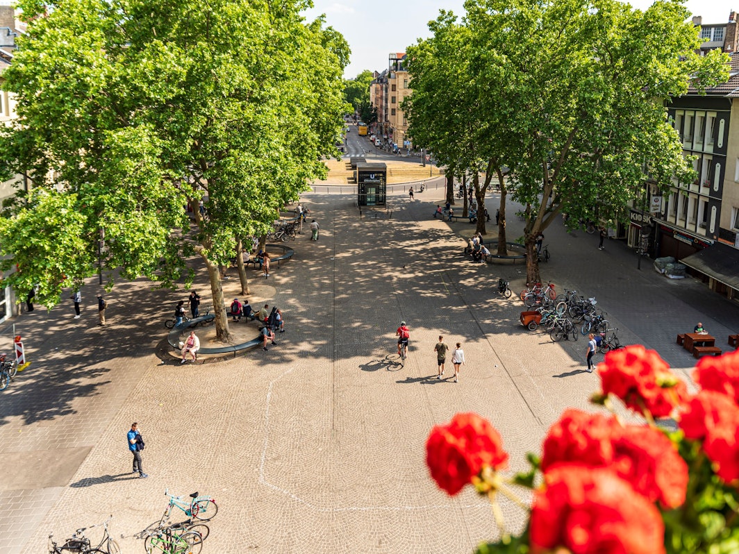 Übersicht des Chlodwiglatzes vom Balkon der Severinstorburg.