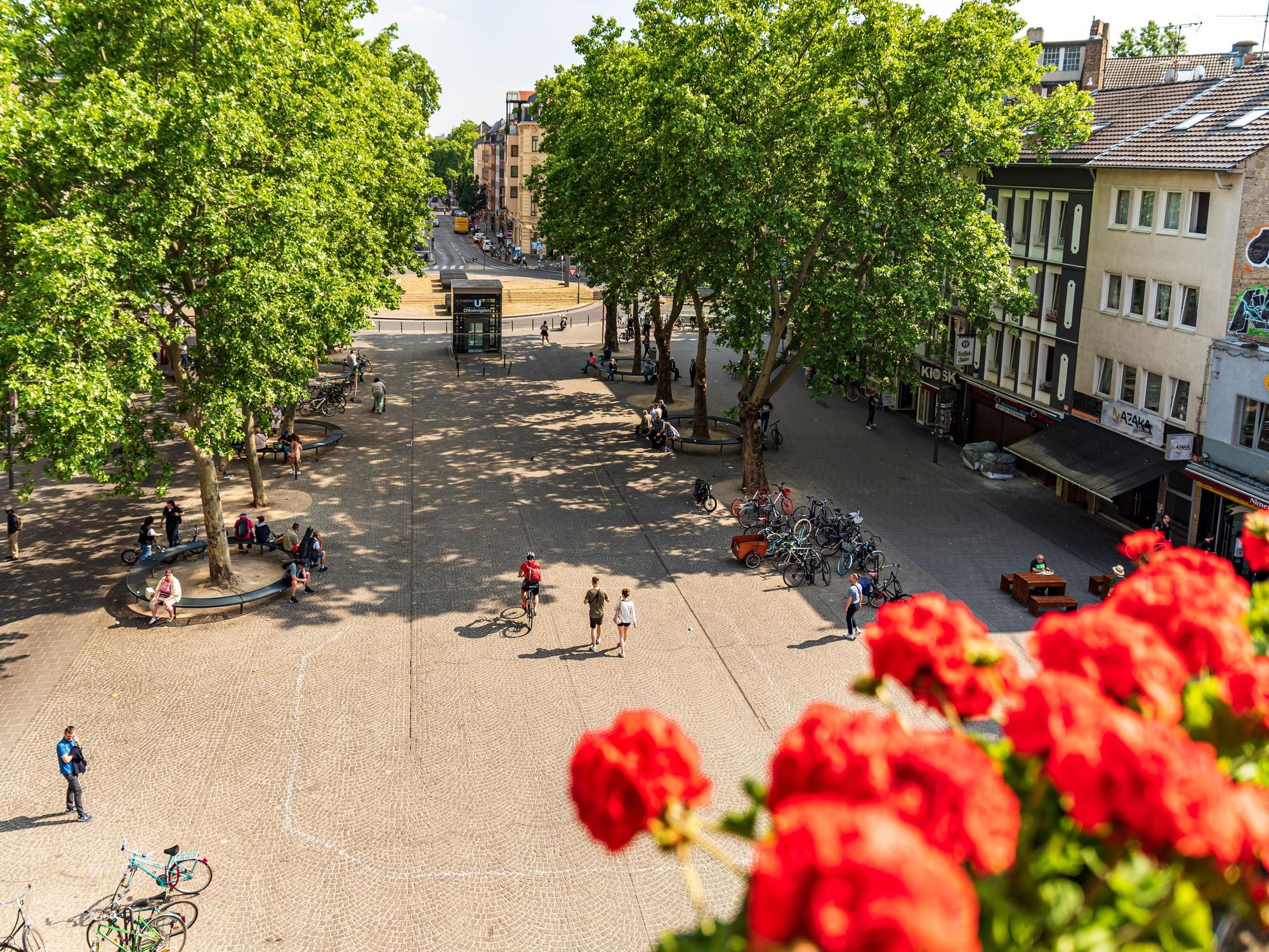 Übersicht des Chlodwiglatzes vom Balkon der Severinstorburg.