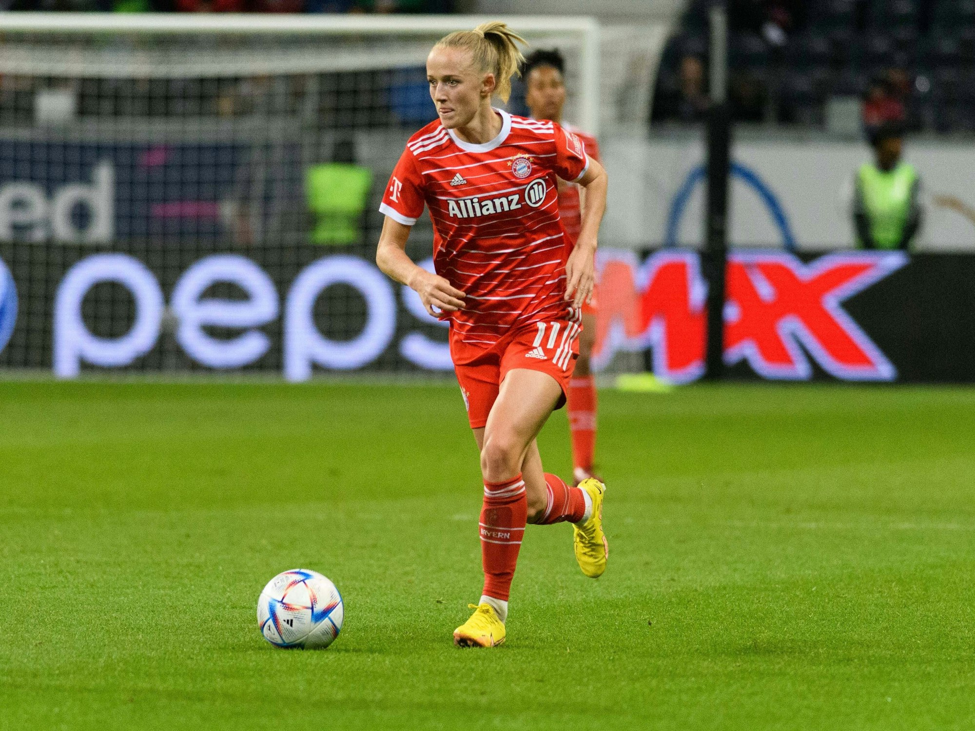 Lea Schüller führt den Ball am Fuß.