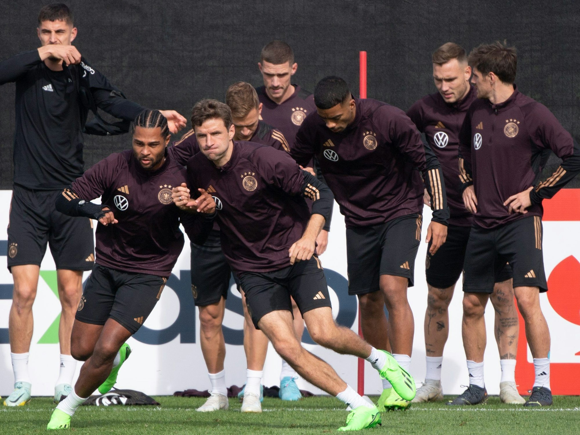 Serge Gnabry (l) und Thomas Müller trainieren vor Mitspielern.
