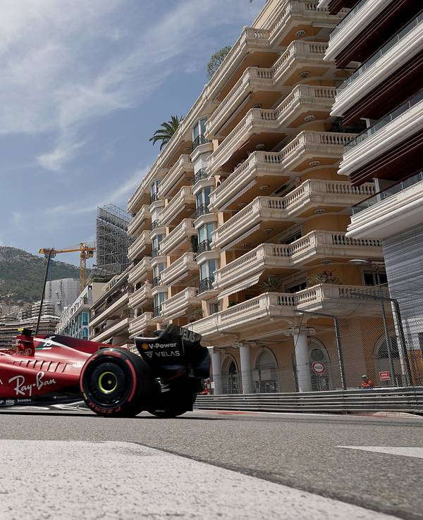 Carlos Sainz aus Spanien vom Team Ferrari ist auf der Strecke in Monaco unterwegs.