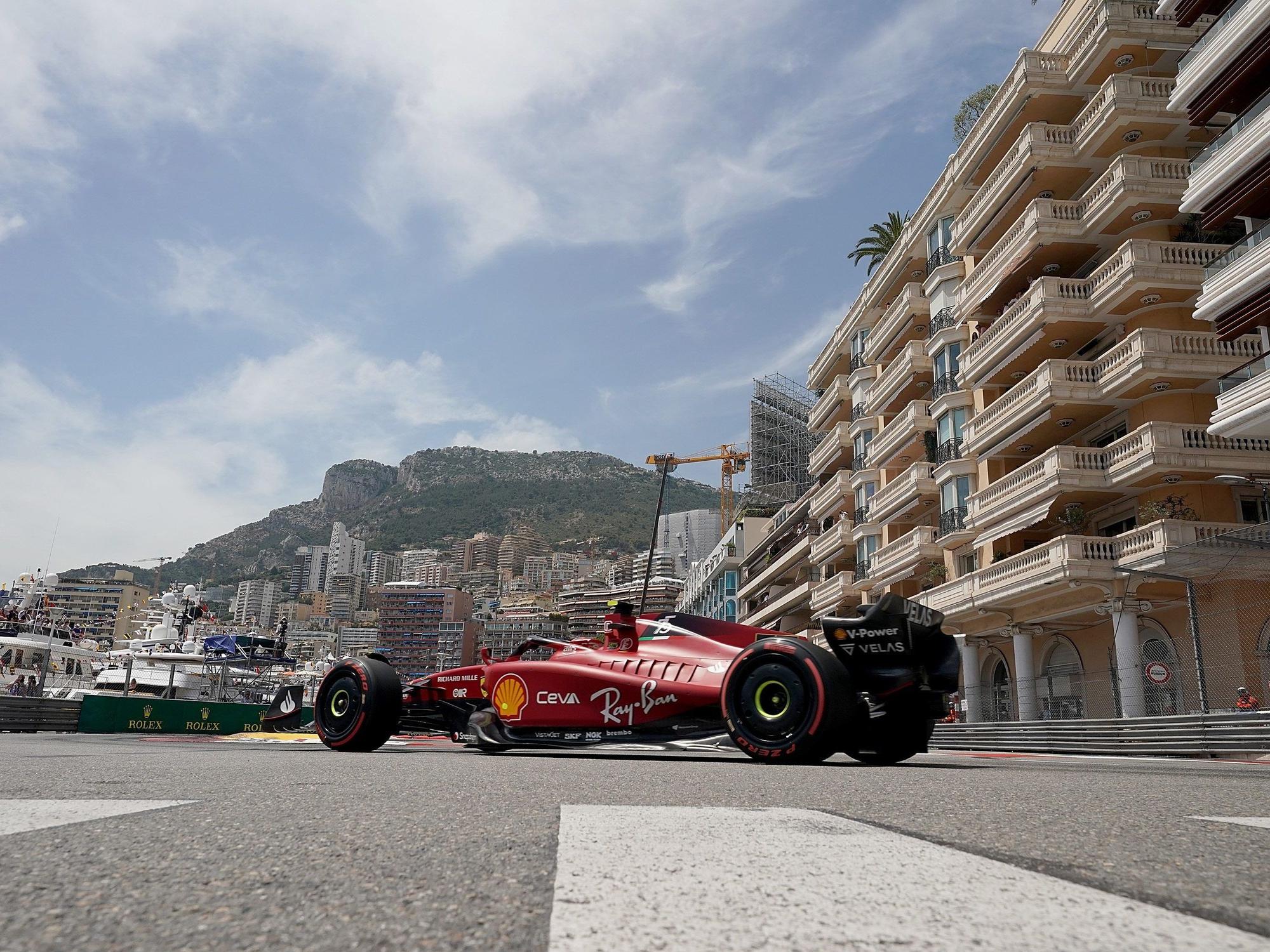 Carlos Sainz aus Spanien vom Team Ferrari ist auf der Strecke in Monaco unterwegs.