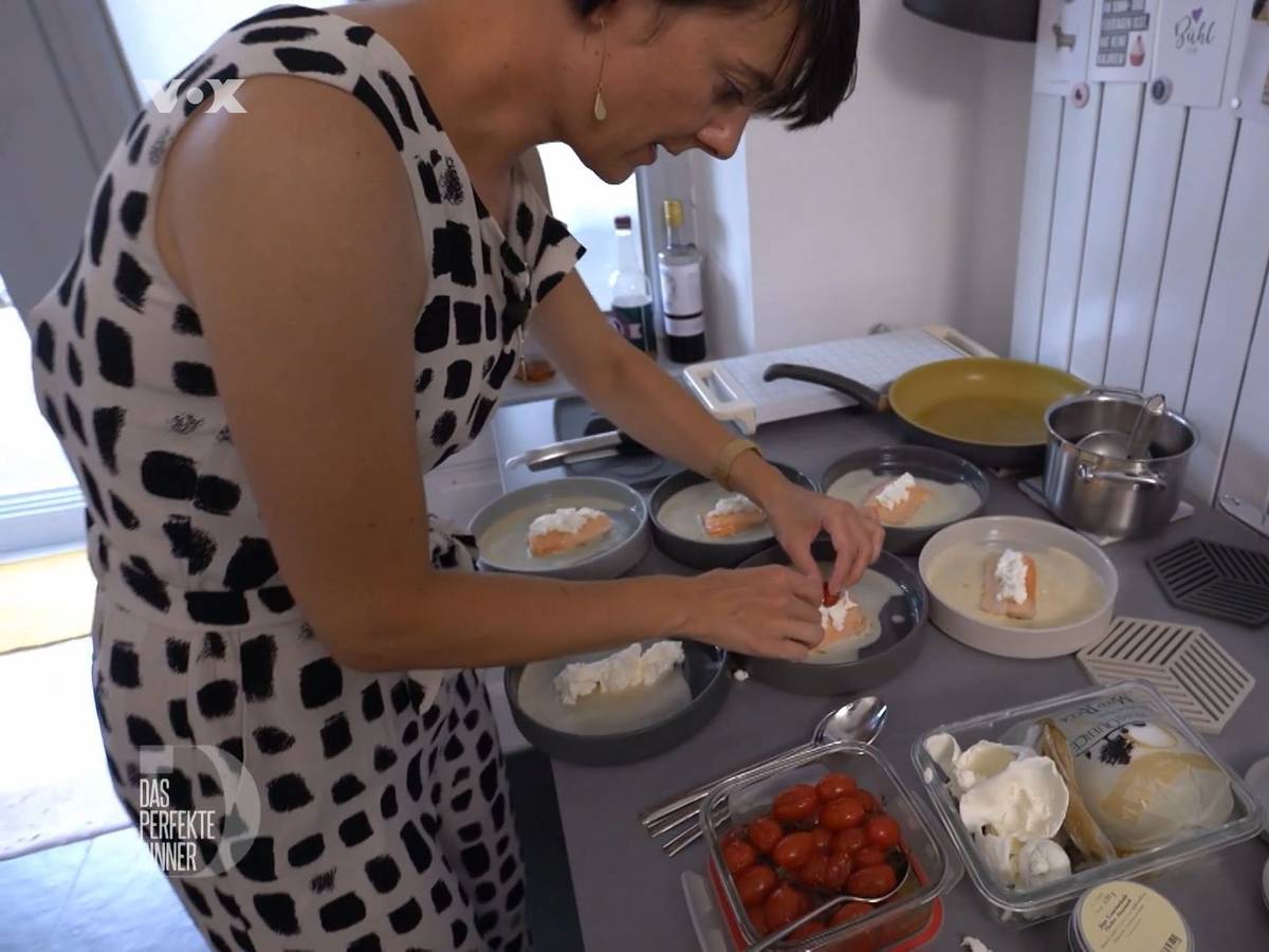 Johanna, beim Anrichten ihres Gerichts.