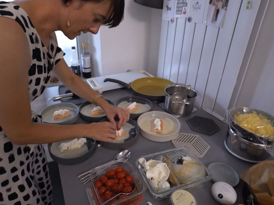 Johanna, beim Anrichten ihres Gerichts.