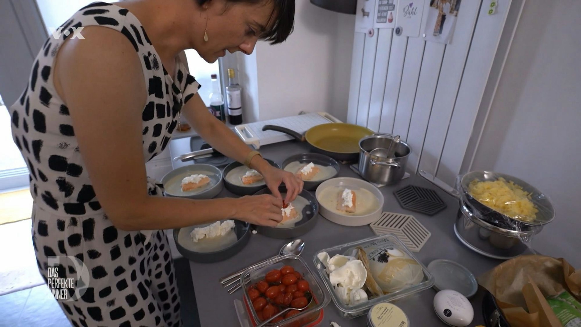 Johanna, beim Anrichten ihres Gerichts.