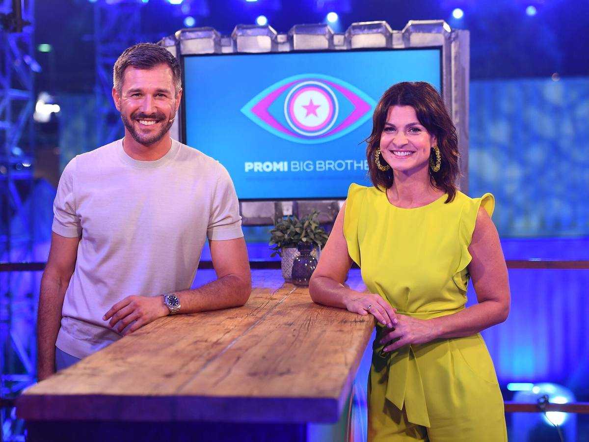 Die Moderatoren Jochen Schropp und Marlene Lufen, hier im Studio vor dem Logo der Sendung „Promi Big Brother“ im Juni 2020, werden auch in diesem Jahr die neue Staffel live bei Sat.1 moderieren.