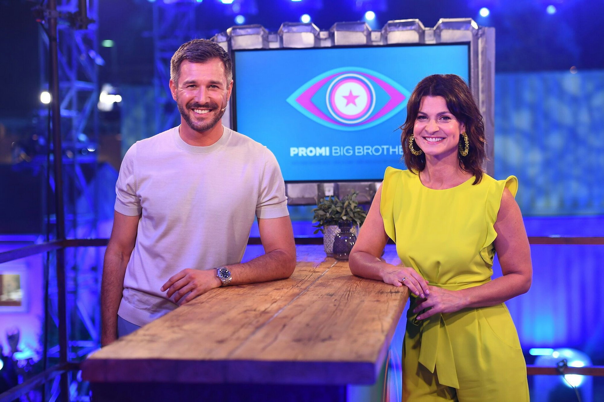 Die Moderatoren Jochen Schropp und Marlene Lufen, hier im Studio vor dem Logo der Sendung „Promi Big Brother“ im Juni 2020, werden auch in diesem Jahr die neue Staffel live bei Sat.1 moderieren.