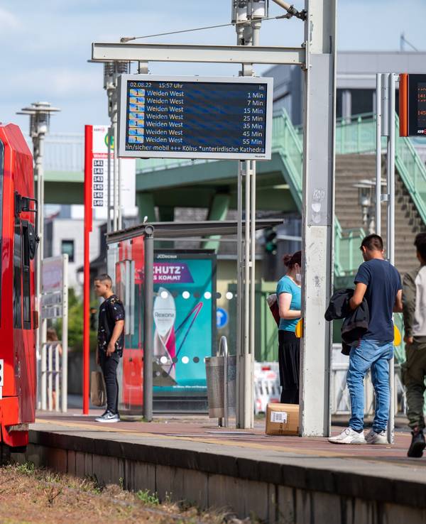 Die KVB-Haltestelle "Weiden Zentrum" der Linie 1