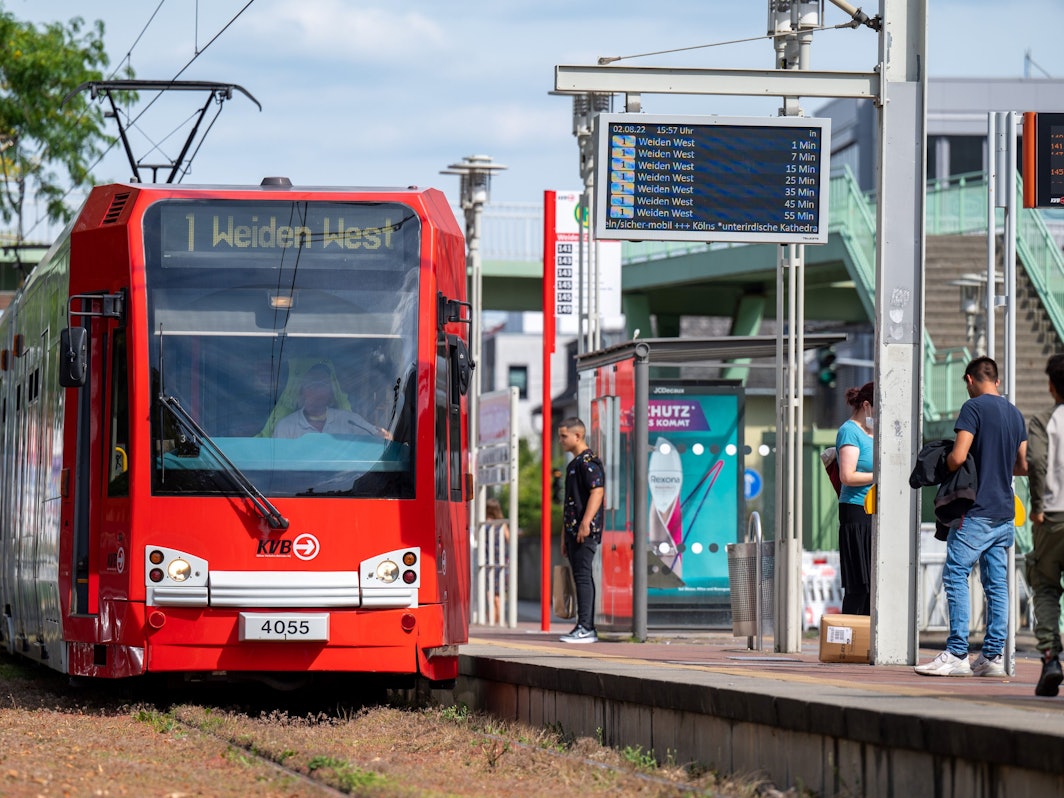 Die KVB-Haltestelle "Weiden Zentrum" der Linie 1