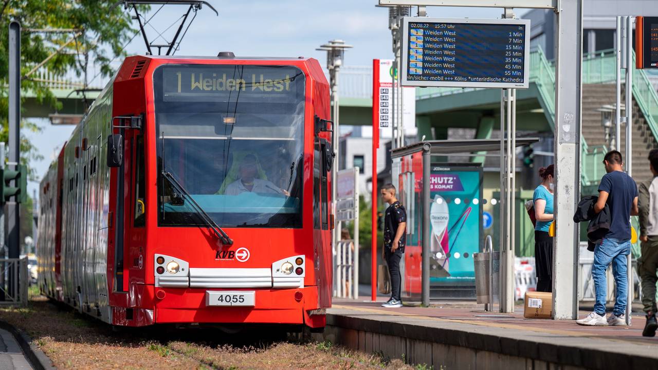 Die KVB-Haltestelle "Weiden Zentrum" der Linie 1