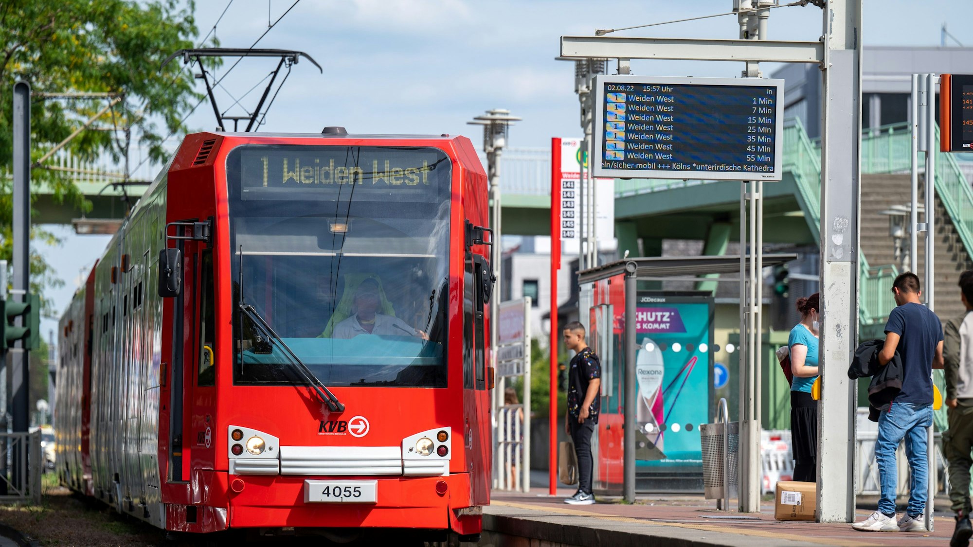 Die KVB-Haltestelle "Weiden Zentrum" der Linie 1