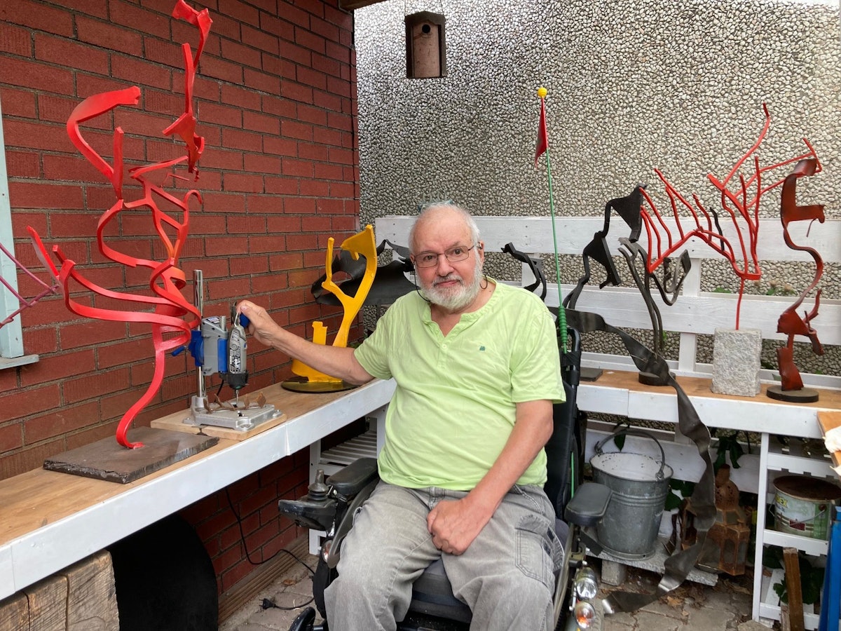 Hans-Peter Hansen sitzt im Rollstuhl.