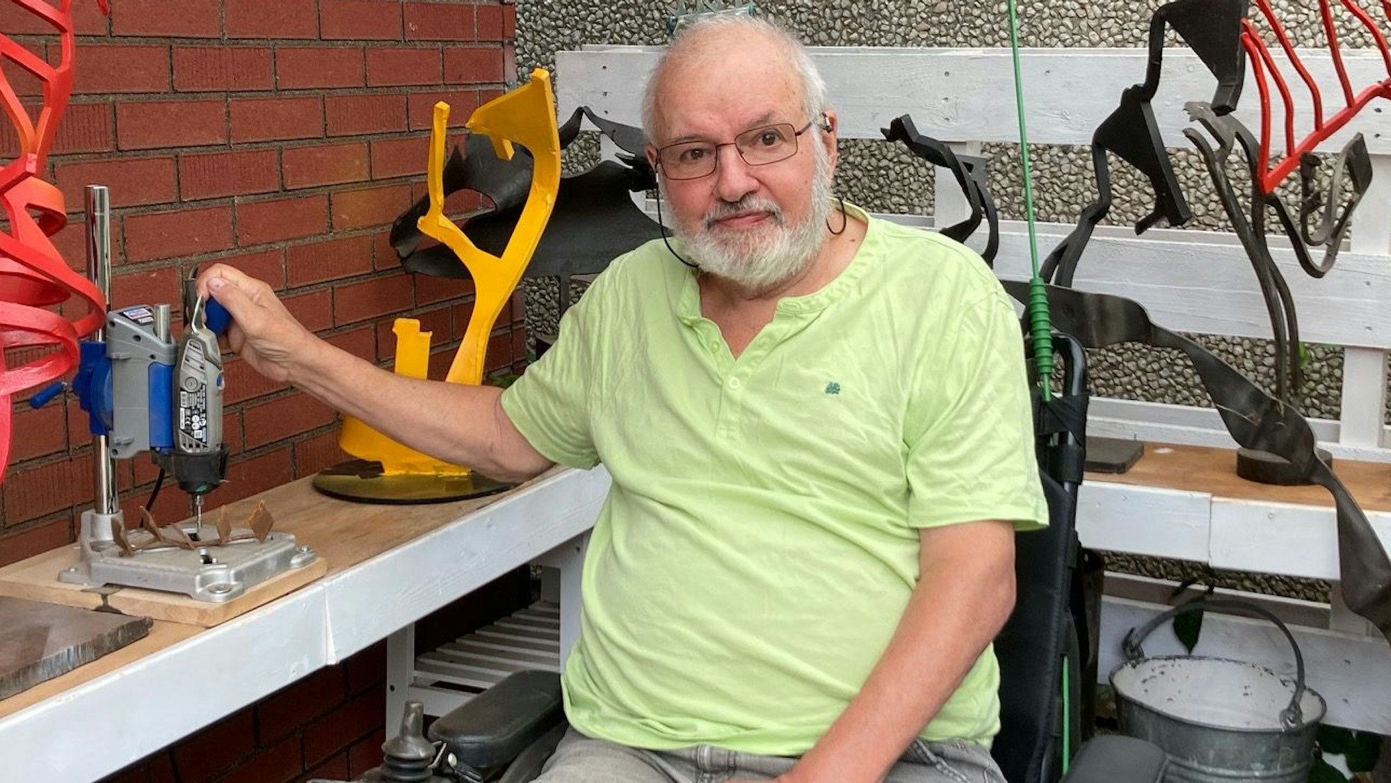 Hans-Peter Hansen sitzt im Rollstuhl.