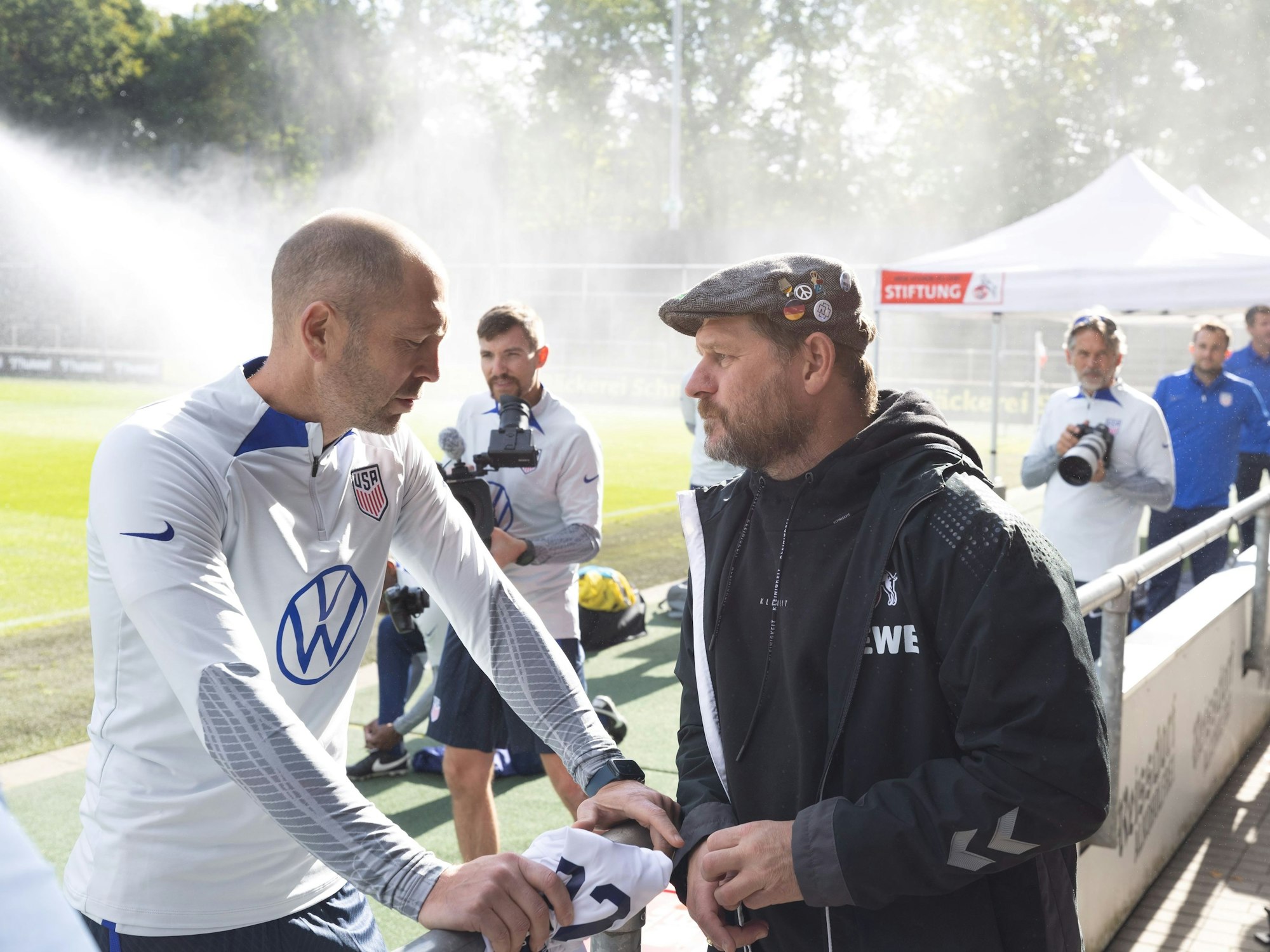 FC-Trainer Steffen Baumgart (r.) spricht mit USA-Coach Gregg Berhalter