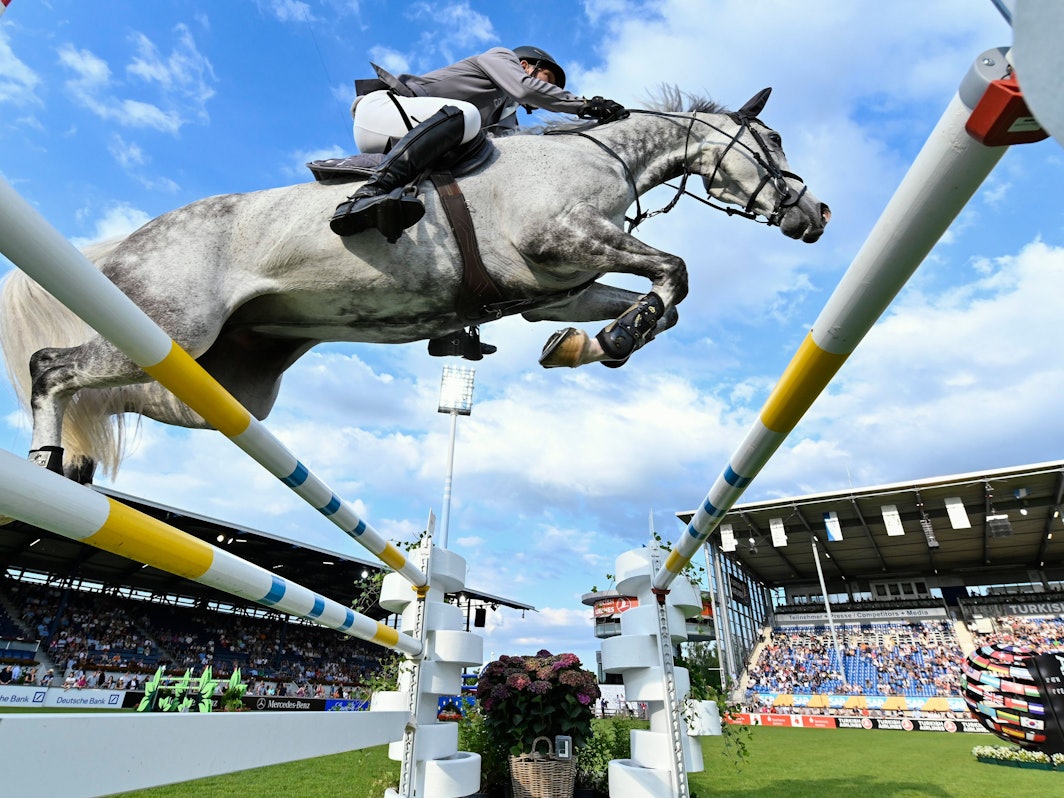 Preis von Europa in Aachen: Der deutsche Springreiter Ludger Beerbaum auf dem Pferd Mila springt über ein Hindernis.