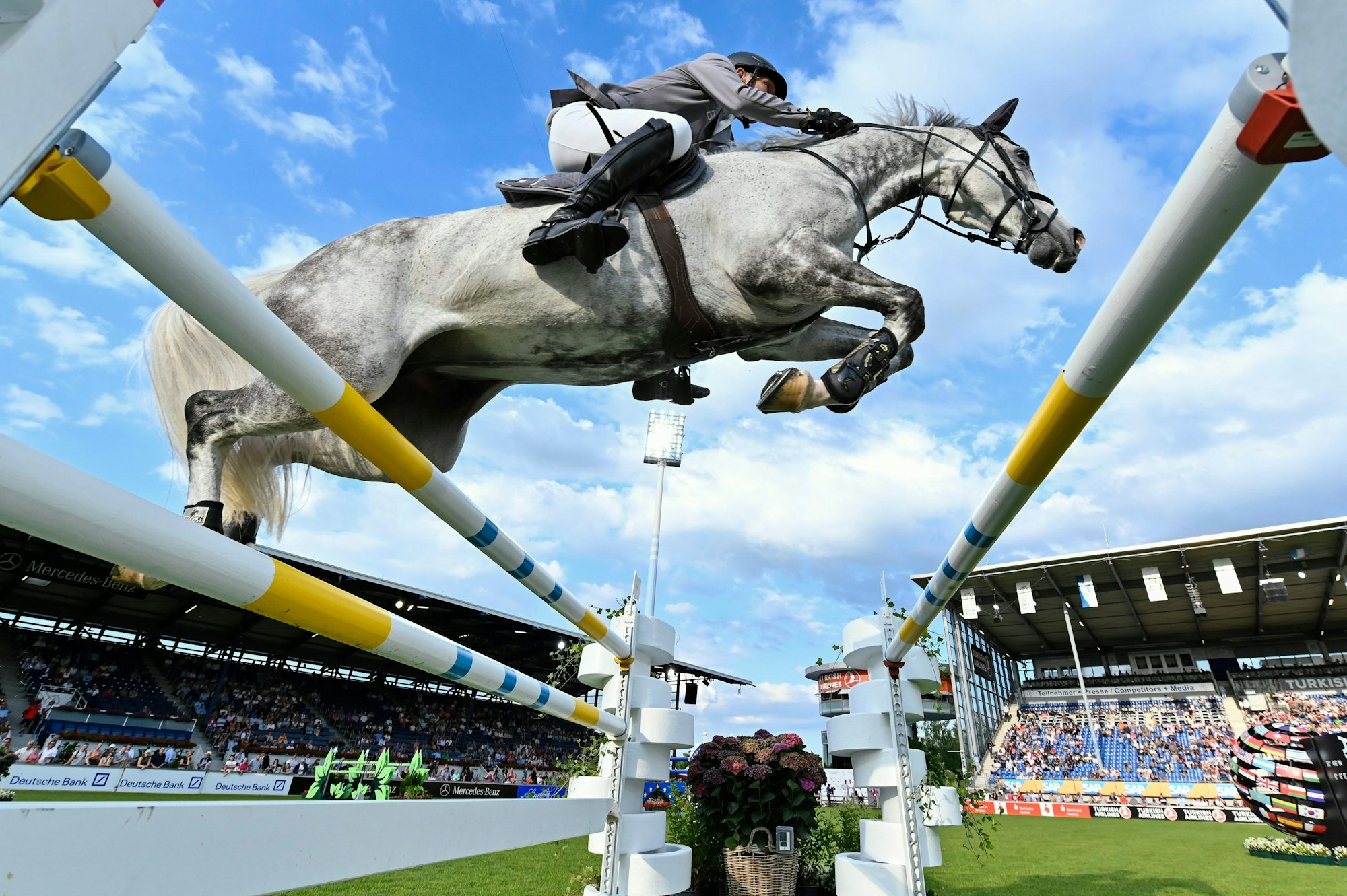 Preis von Europa in Aachen: Der deutsche Springreiter Ludger Beerbaum auf dem Pferd Mila springt über ein Hindernis.