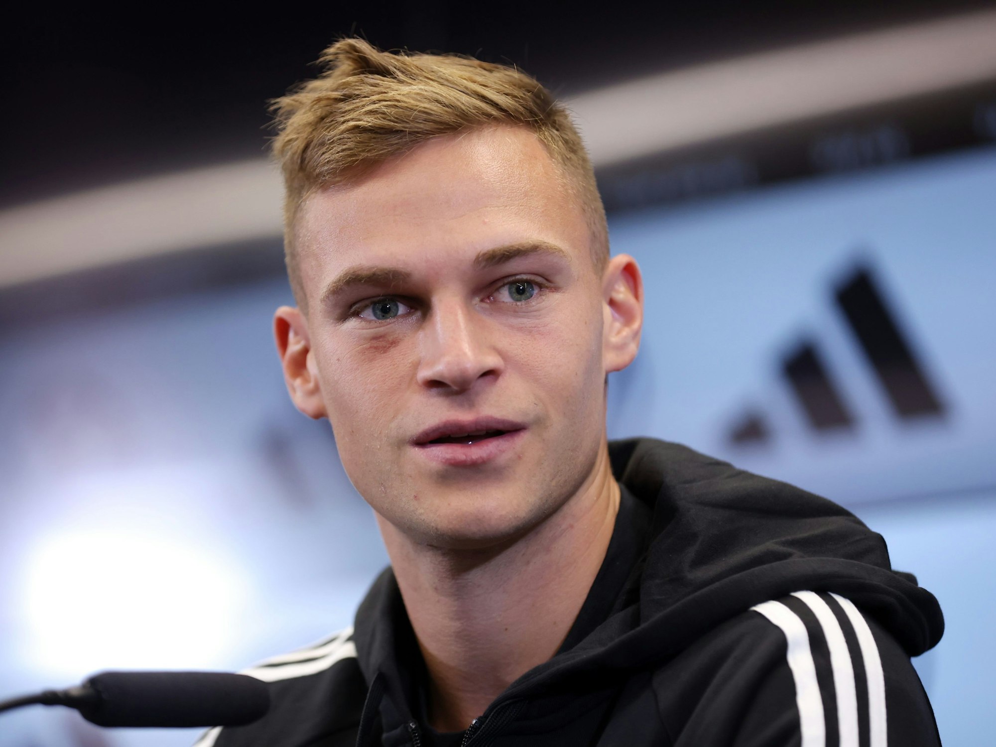 Joshua Kimmich beantwortet Fragen von Journalisten.