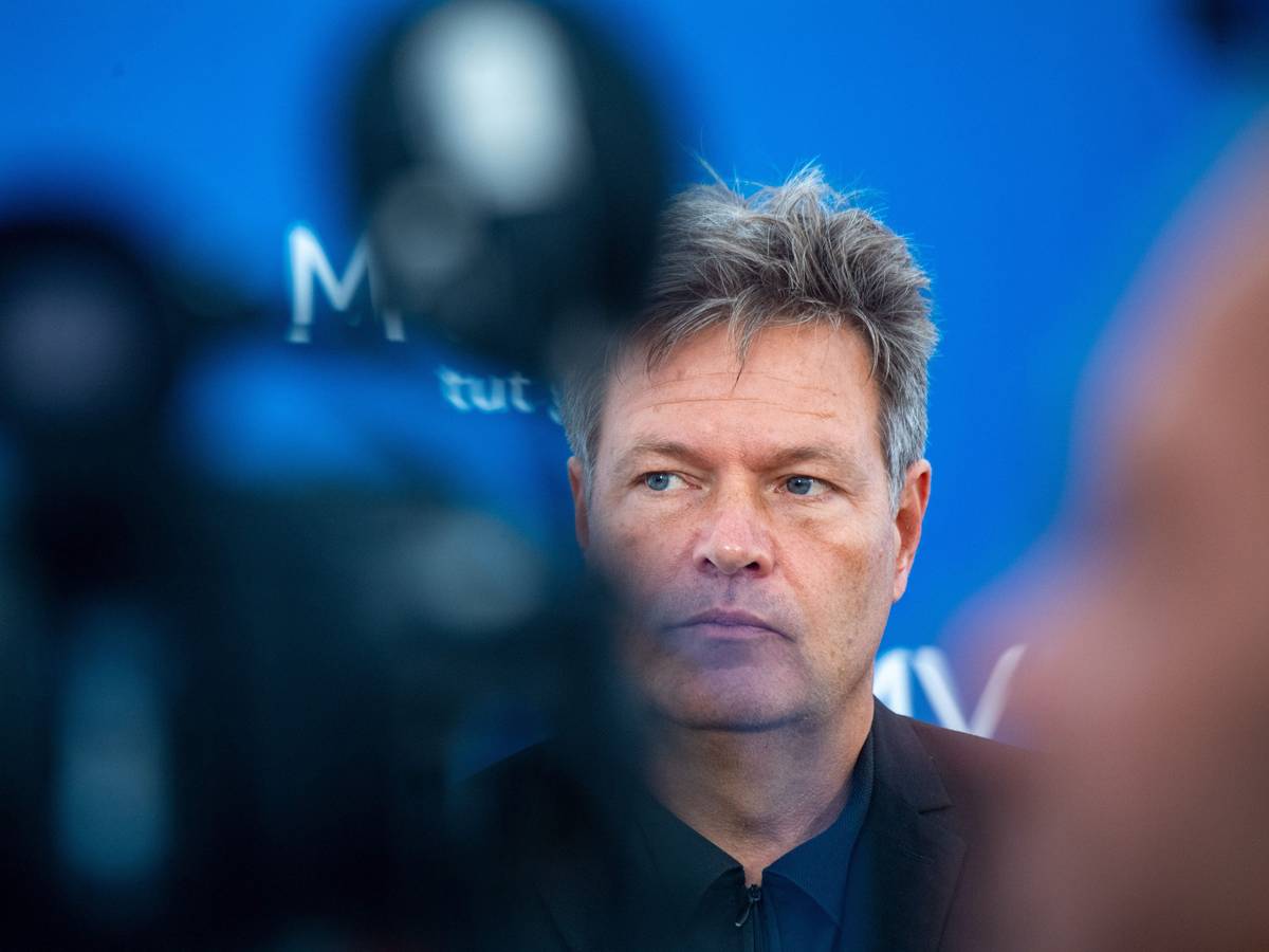 Robert Habeck (Bündnis 90/Die Grünen) spricht nach der Besichtigung des Energiestandortes Lubmin am 19. September 2022 auf einer Pressekonferenz. Der Wirtschaftsminister hat nun „finanzverfassungsrechtliche Zweifel“ an der geplanten Gasumlage.
