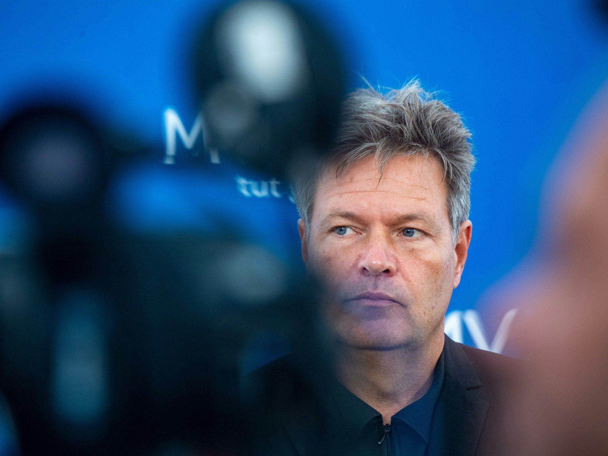 Robert Habeck (Bündnis 90/Die Grünen) spricht nach der Besichtigung des Energiestandortes Lubmin am 19. September 2022 auf einer Pressekonferenz. Der Wirtschaftsminister hat nun „finanzverfassungsrechtliche Zweifel“ an der geplanten Gasumlage.